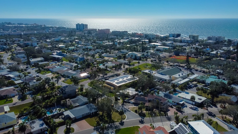 Simple Rooftop Gem 2 Blocks 2 Beach Pets Allowed