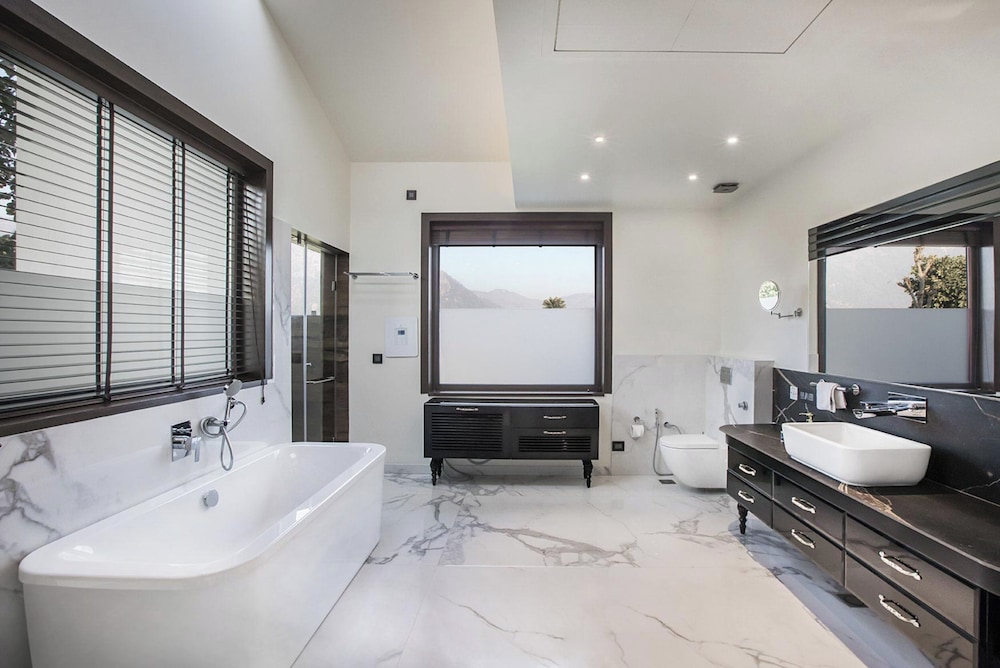 A Majestic and Luxurious Villa Overlooking the Ganges