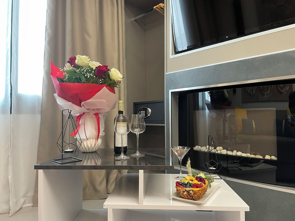 LUXSUITES