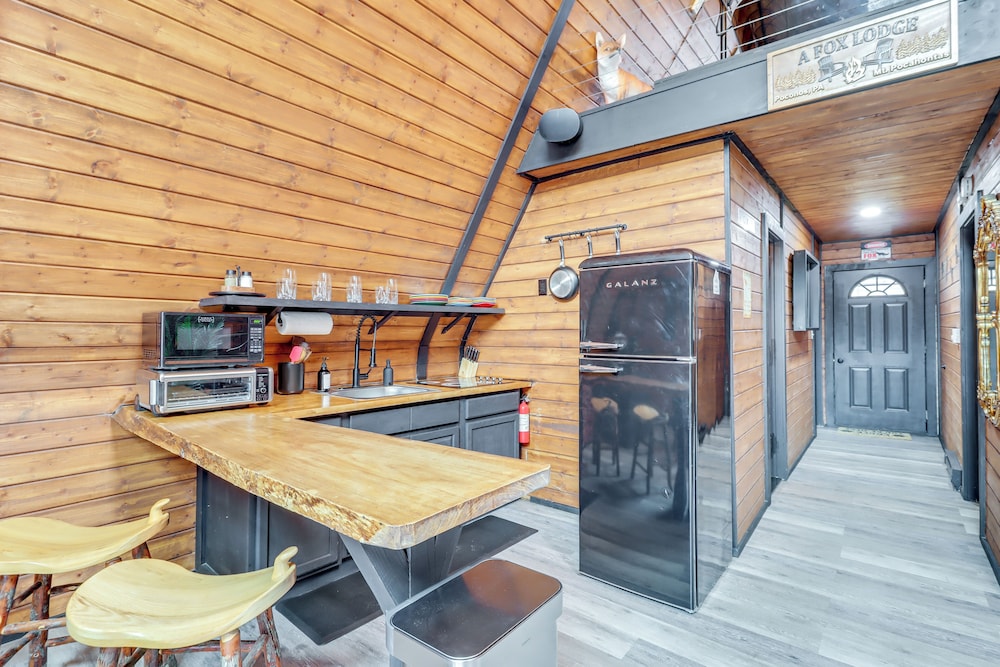 9 Mi to Big Boulder Mtn: A-frame Cabin w/ Hot Tub