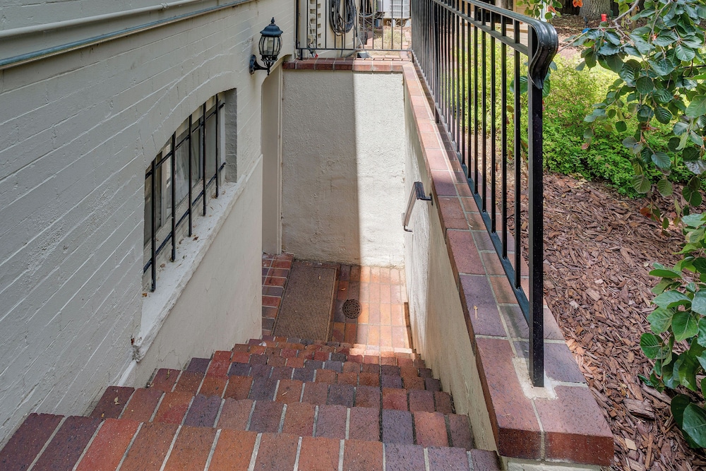 Walkable Apt w/ Off-street Parking in Cheesman!