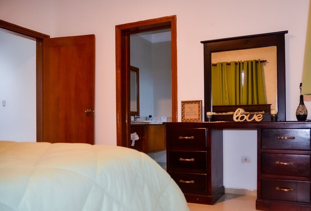 2 Minutes Walk to Beach Huge 3 bdrm Condo with Pool