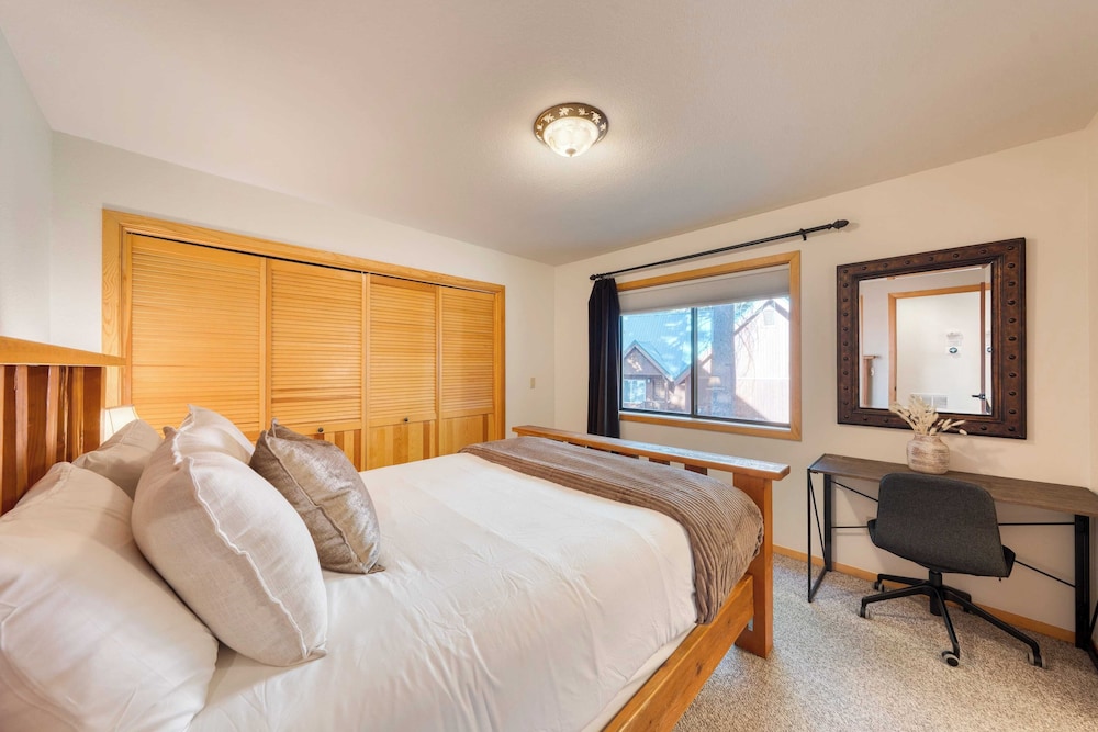 Cozy Escape w/ Hot Tub + Deck & Access to Tahoe Donner & Skiing Alpenglow Chalet by Avantstay