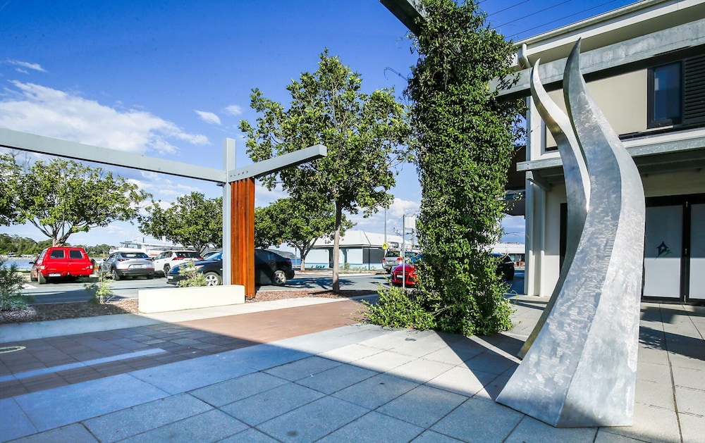 Comfy 2-bedroom Apartment With a Clyde River View