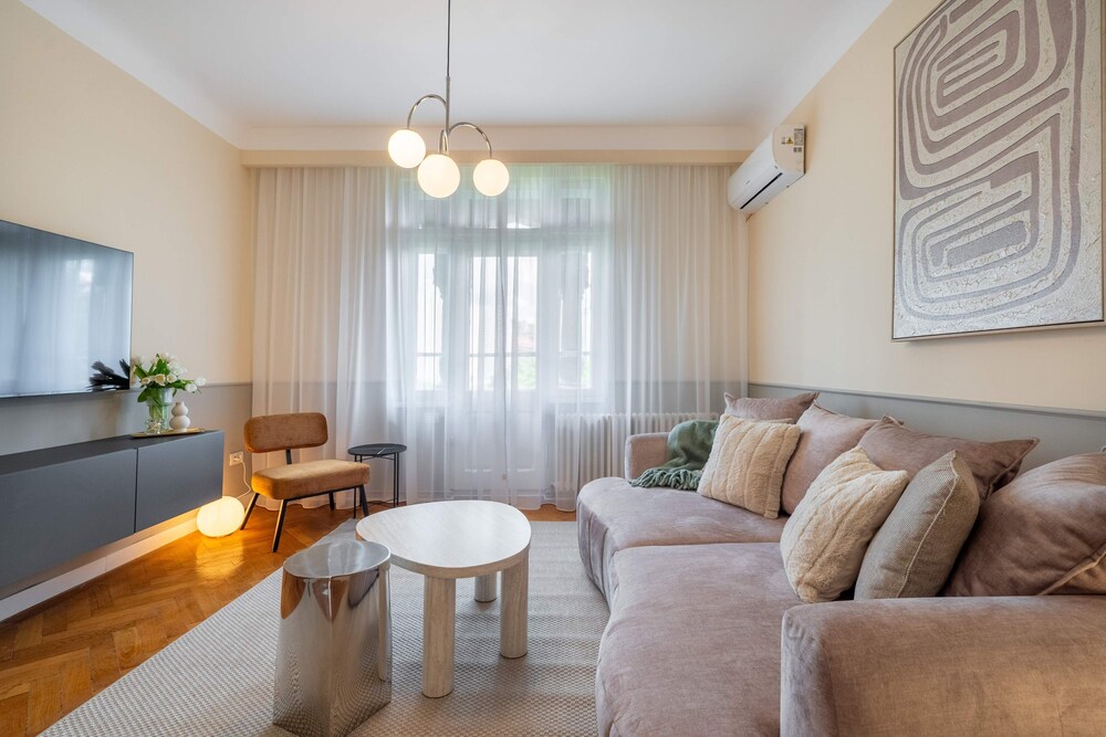 Romanian Athenaeum Flat - Refined 3BR Steps from Calea Victoriei