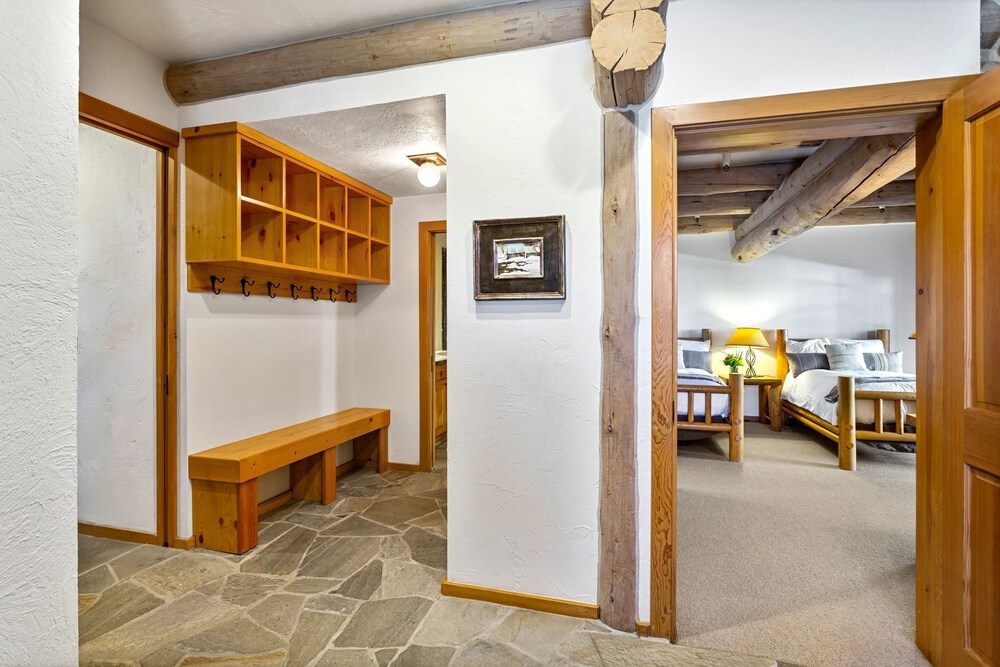 Pine Inn at Trail's End Lodge - Three Bedroom Residence with Spa #1 3 Condo