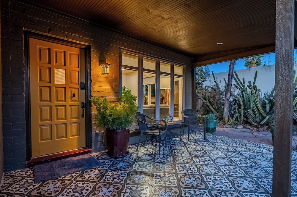 Gazebo, Patios & Grill: Colorful Tucson Retreat!