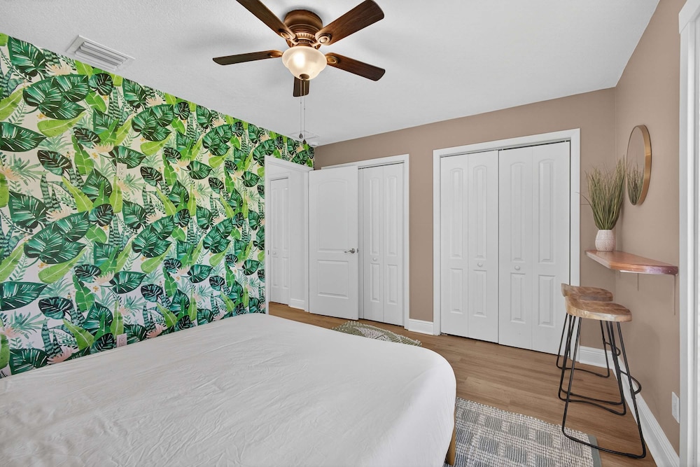Luxury Meets Paradise Family-friendly 4BR w Pool