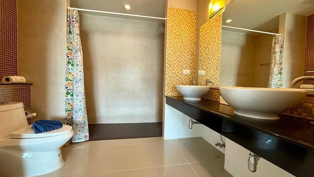 6-20 - 2 Bdr Condo With Balcony and Shared Pool