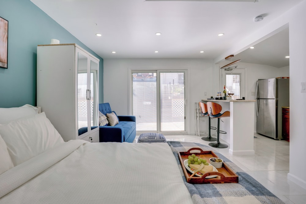 Easy NYC Access: Sleek Hillside Guest House