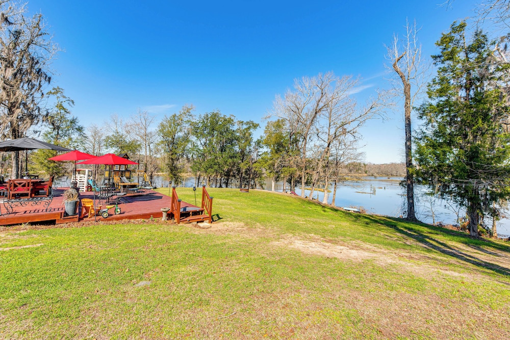 Lakefront Cabin in Brinson: Behind the Moon