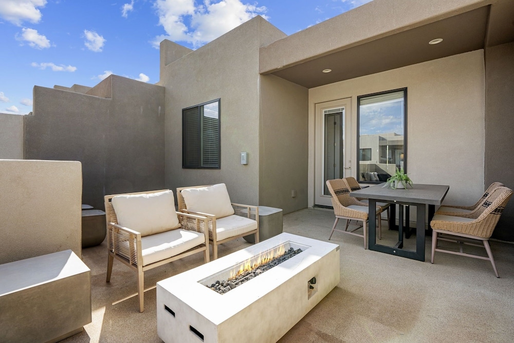 Relax In Style 4 Bedroom Townhouse