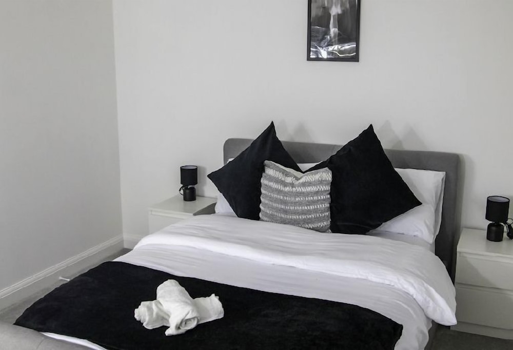 Family Home 5-bed House in Birmingham City Centre view 3