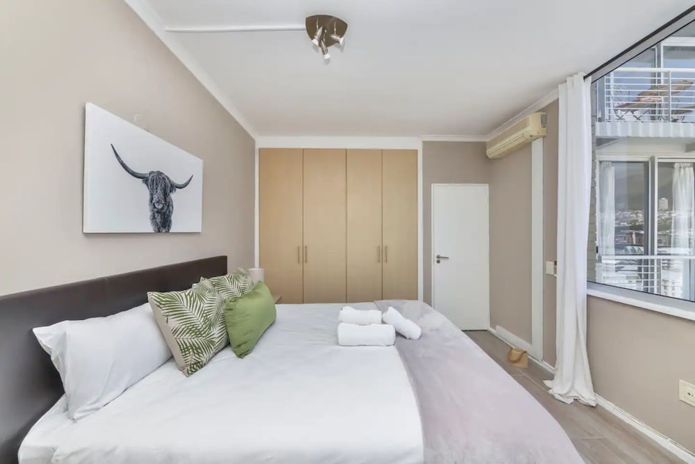 Picturesque 2BD Apartment With Table Mountain View view 4