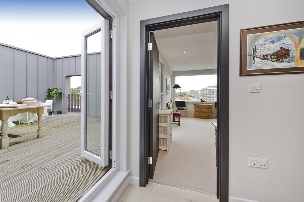Fabulous 2-bed Penthouse Wimbledon