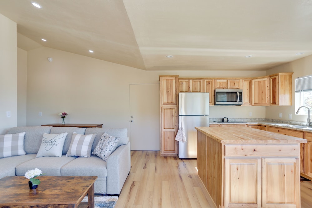 Comfy Oakhurst Duplex Near Hiking & Sightseeing!