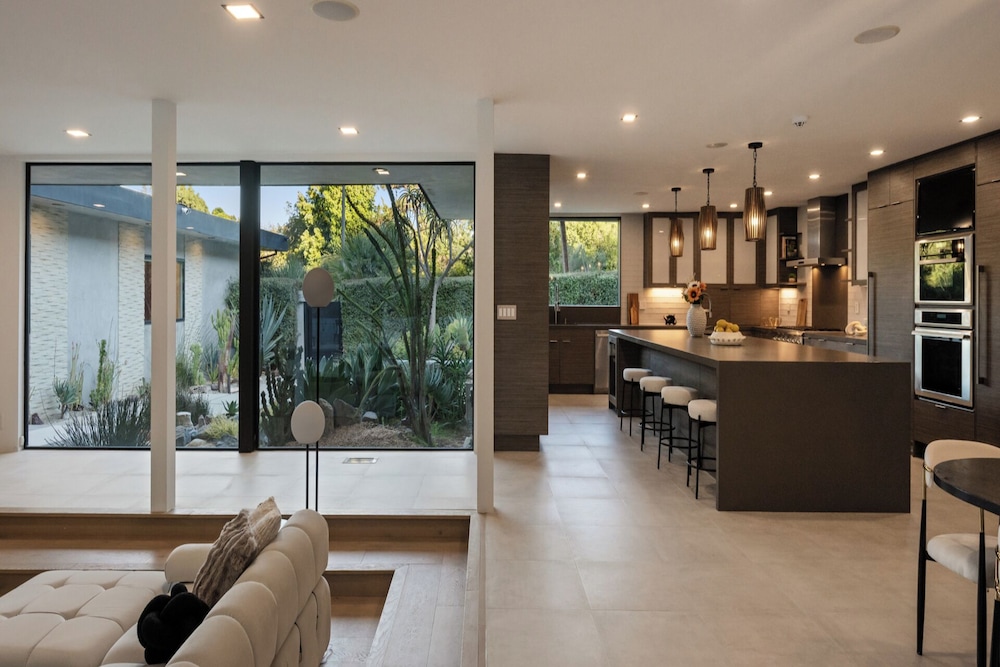 Valea Estate - Secluded Beverly Hills Retreat 1-acre Oasis