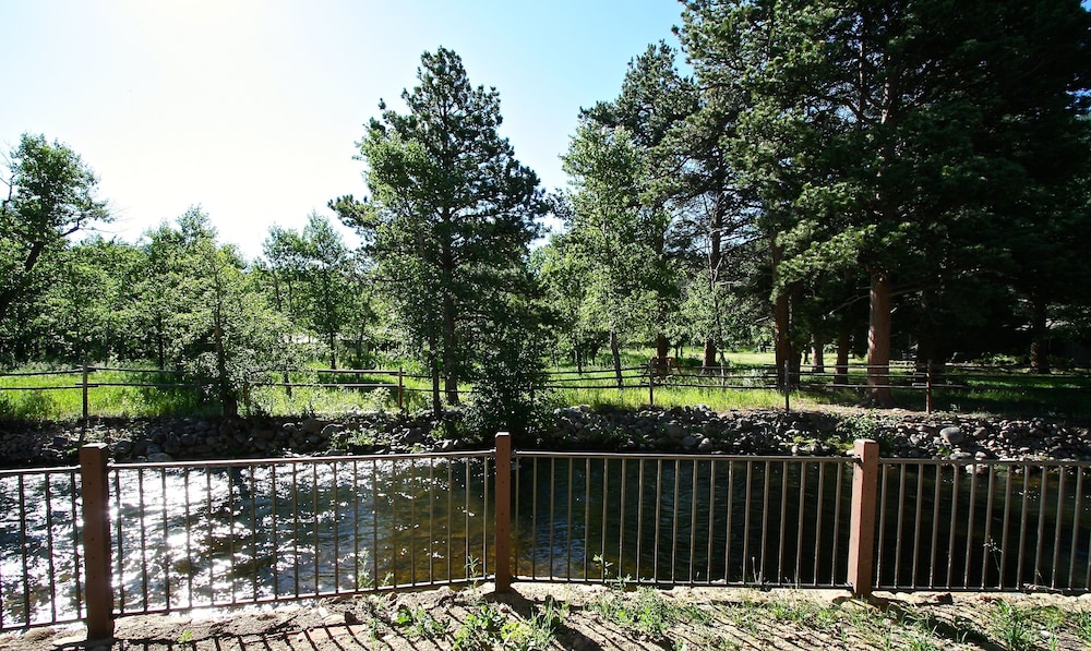 The Landing at Estes Park - Riverside Retreat