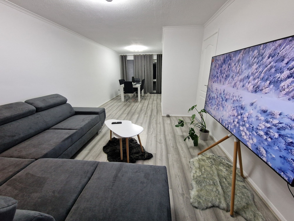 Modern And Spacious 3 Bedrooms Family House