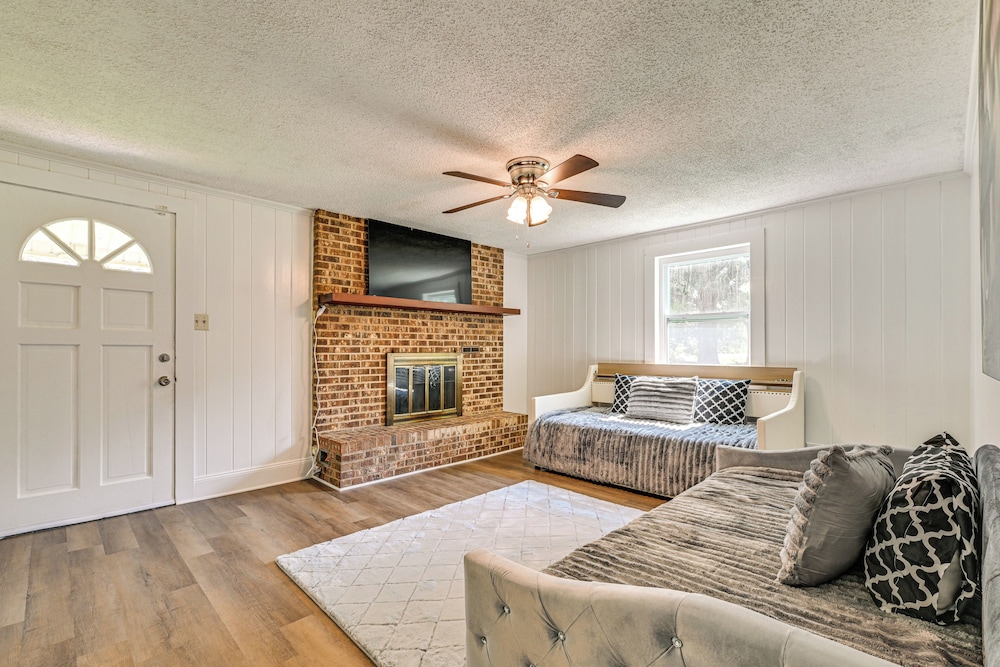 6 Mi to Dtwn: Charming Home w/ Yard in Charlotte
