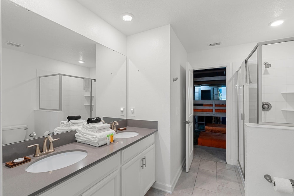 ChampionsGate Resort 10 Bedroom Vacation Home - Includes resort clubhouse amenity access! 10 Home