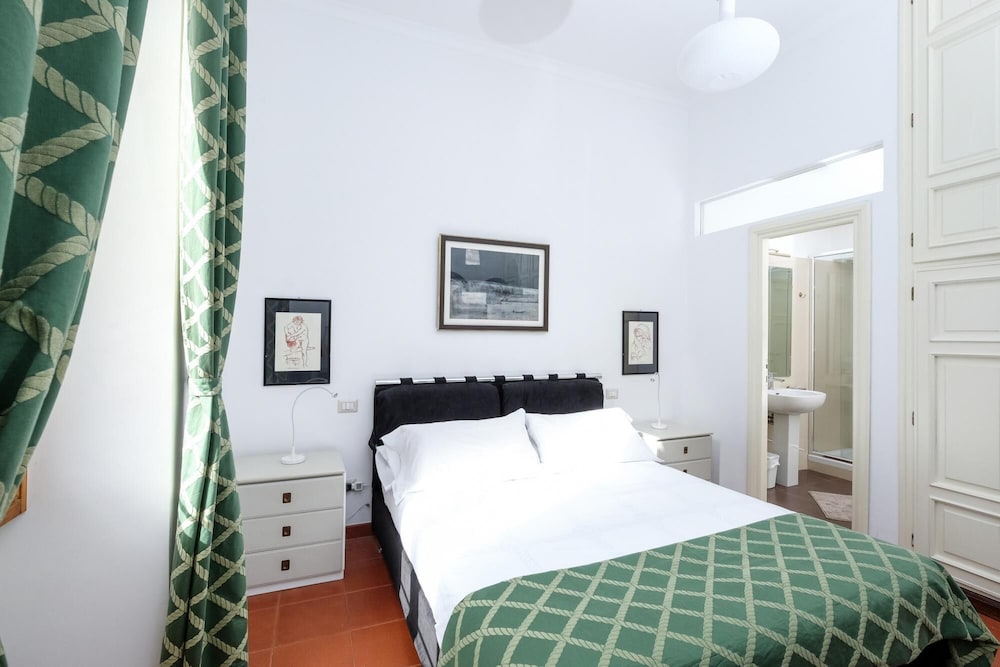 Trastevere Charming Retreat on Cobblestone Street