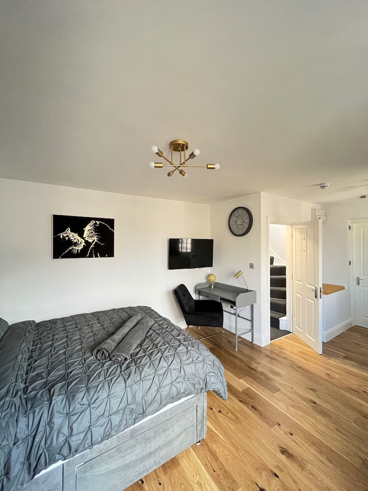 Cozy London Apartment , 2 Minutes to Tube!
