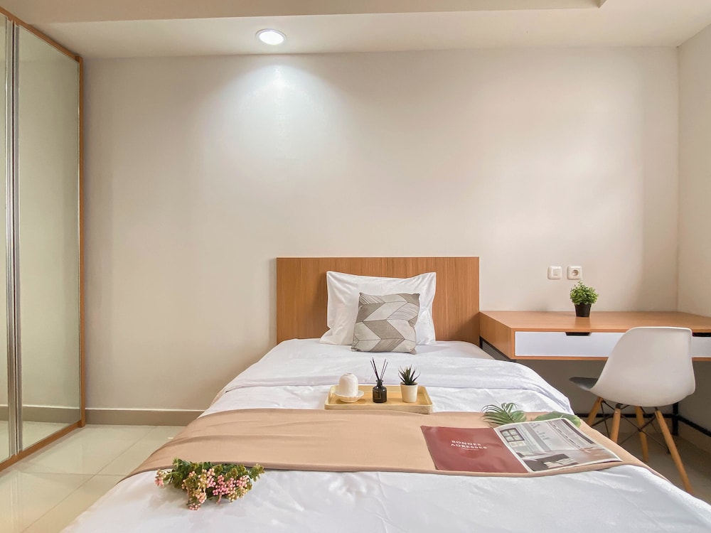 Cream Tone Studio At Evenciio Margonda Apartment