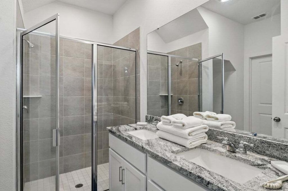 Beautiful Chic Radiance Home With Pool 5 Bedroom Townhouse