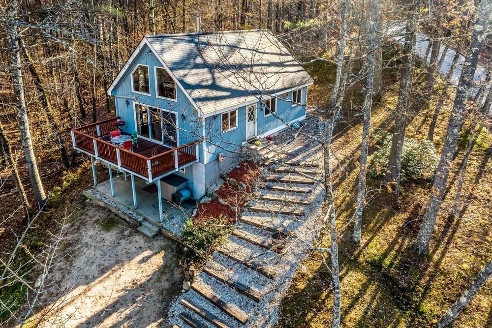 Mountain-view Conway Cabin ~ 9 Mi to Slopes!