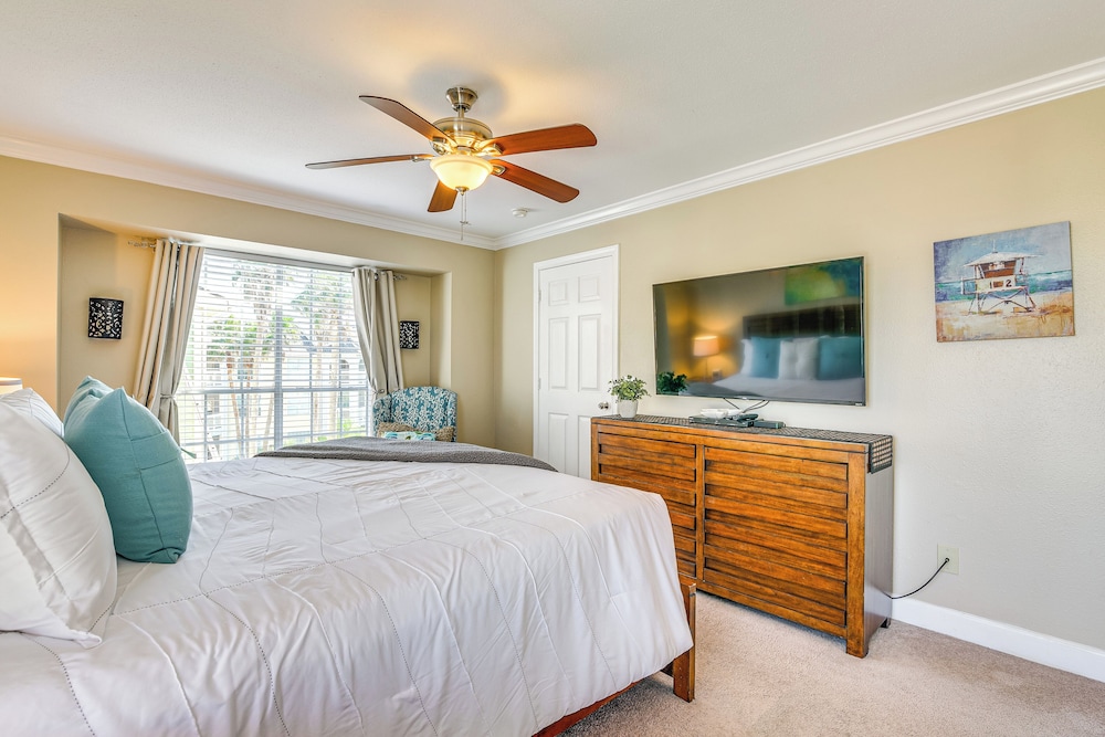 Walking Distance to Babe's Beach: Condo w/ Balcony