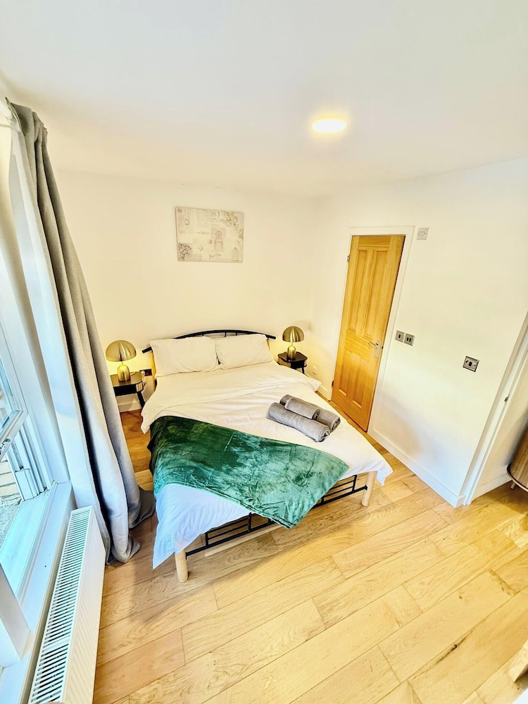 2 Bed House - Sleeps 4 - Parking - Wifi