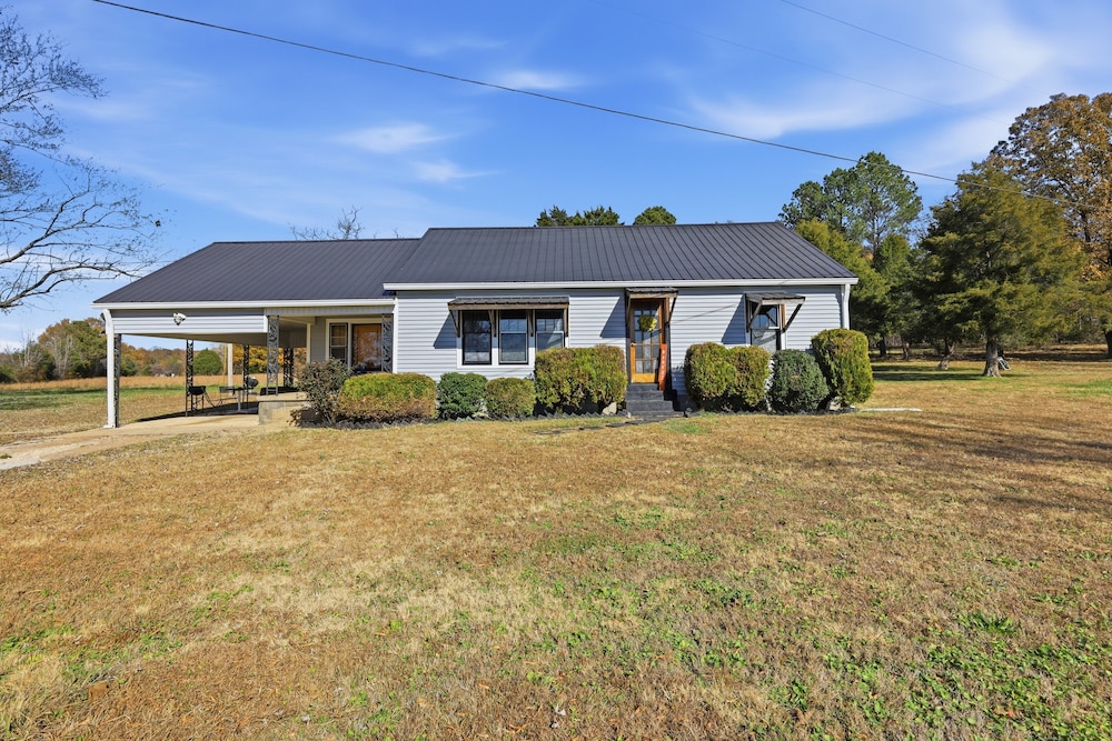 Cozy Country Retreat Hot Tub, Fire Pit & Guitars 2 Bedroom Home