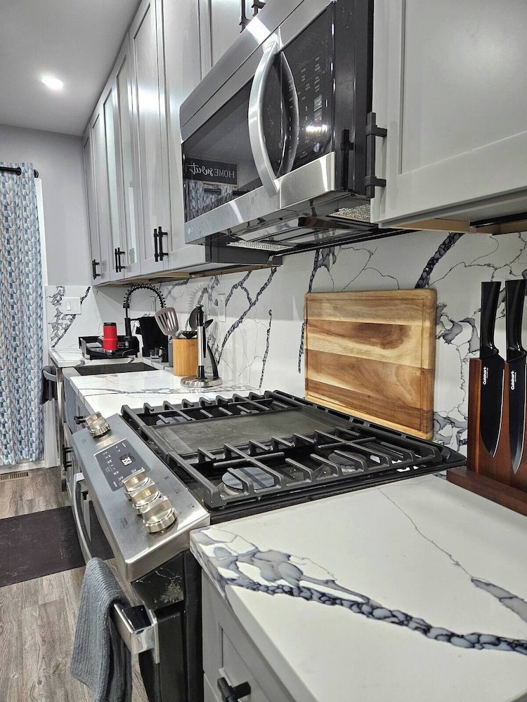 Cozy Home near City Center with Hot tub