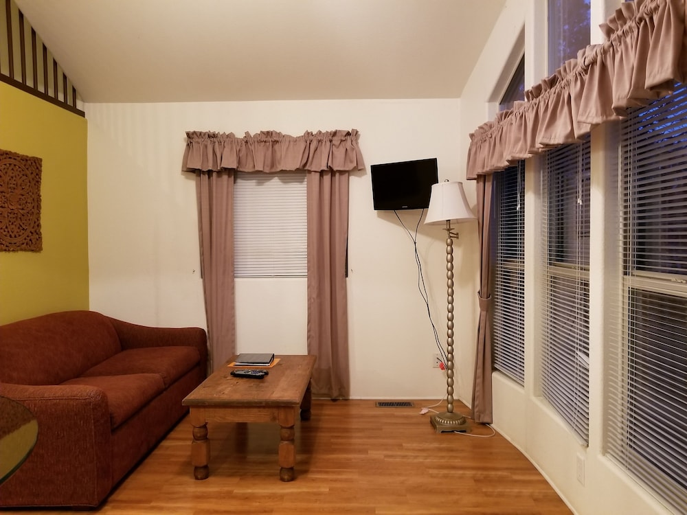 Mendelbaum Winery Guest Cabins