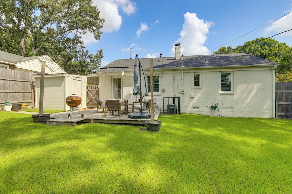 Updated Suburban Retreat: 8 Mi to Dtwn Memphis!