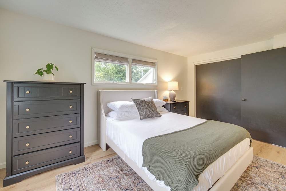 < 1 Mi to Lake Erie: Home w/ Hot Tub & Game Room!