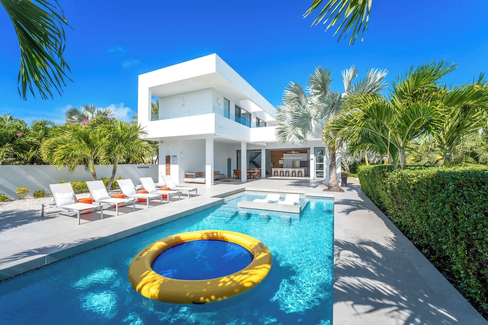 Vacation Villa, Oceanview and Hotel Amenities v1