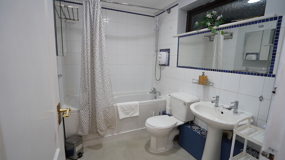Ground floor Apt Slough by Easy2Manage