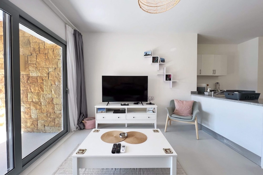 Xuru Stays I Lagoonfront Easy 1bdr @ Swan Lake El Gouna