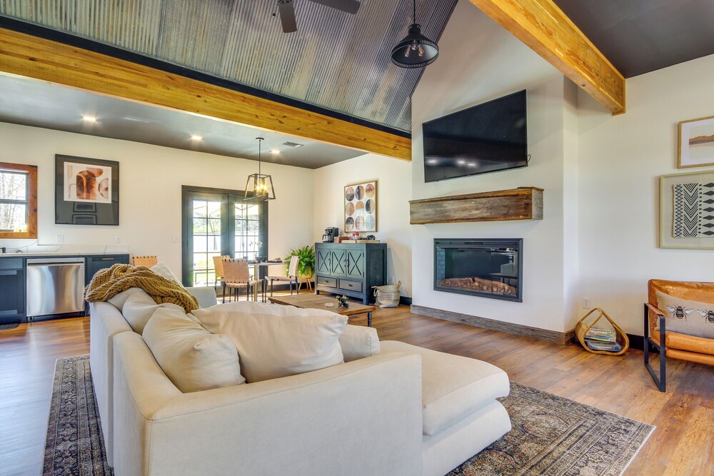'all About the Buzz' Cottage w/ Patio & Yard!
