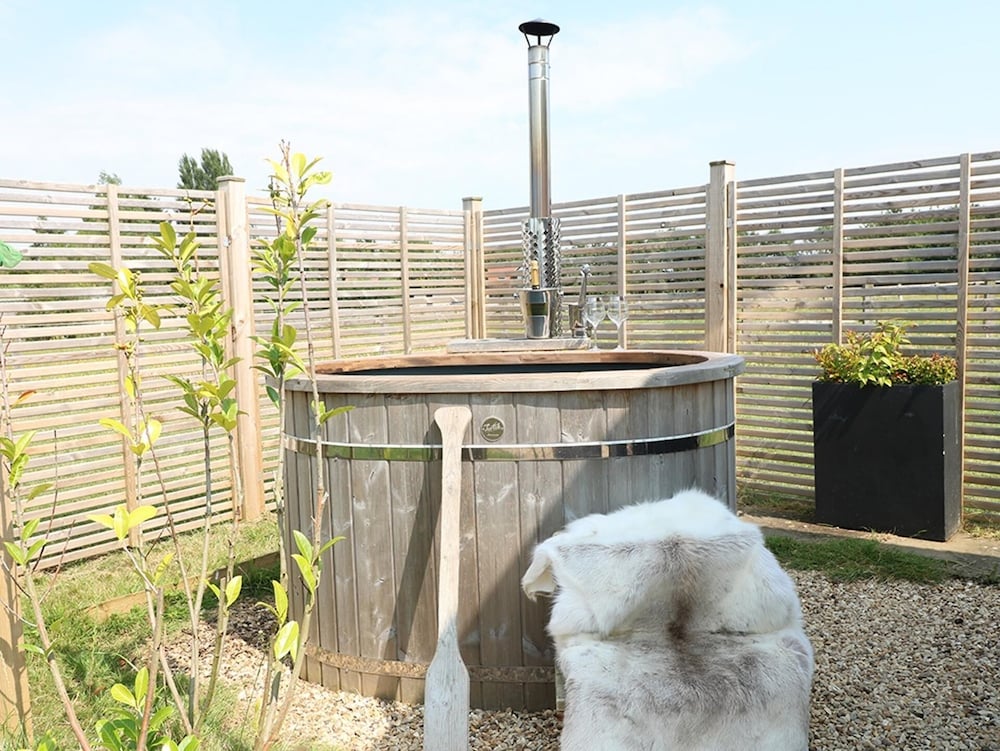 Shepherds Hut-wellnessspa-woodburner- Hottub-wifi