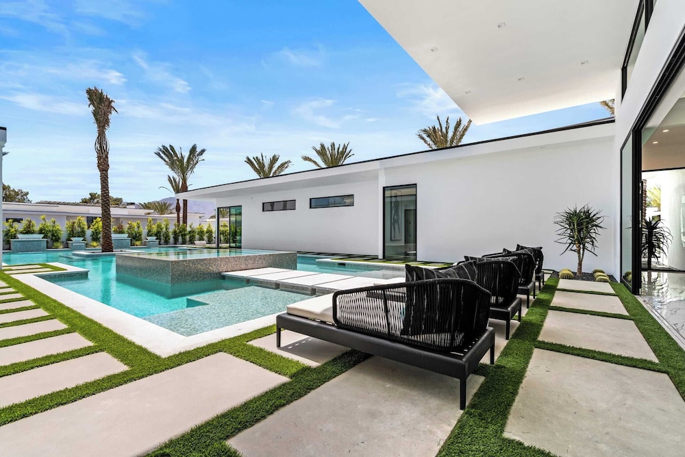 Sleeps 20 Pool, Hot Tub, & Pickleball Stay in Indio Bravo Villa #9