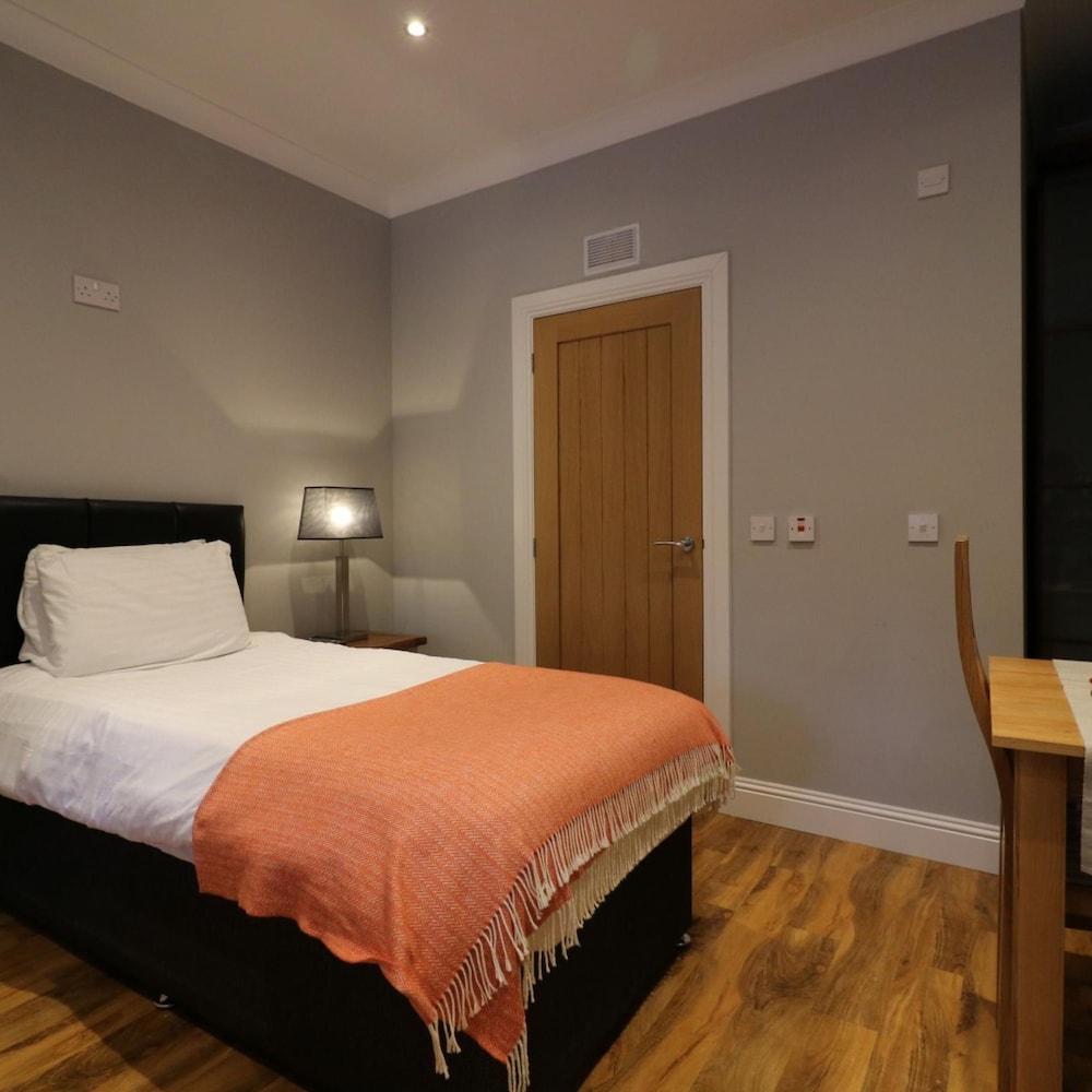 Linden Cottage Room 2 - Airdrie view 4