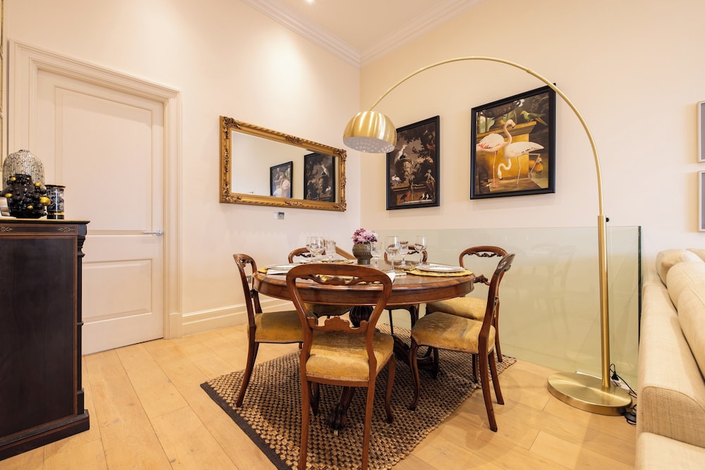 Paddington 7-bed 13-guest Massive House W/patio