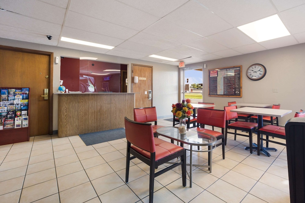 Econo Lodge Inn & Suites Escanaba North view 2