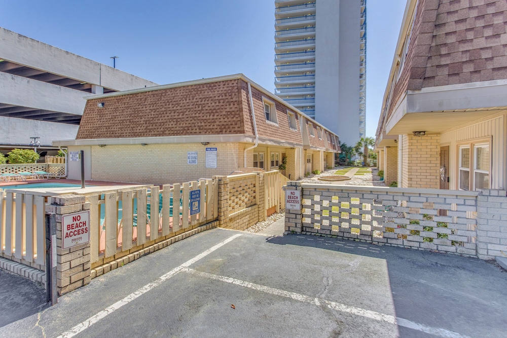 Walk to Myrtle Beach: Townhome w/ Pool Access