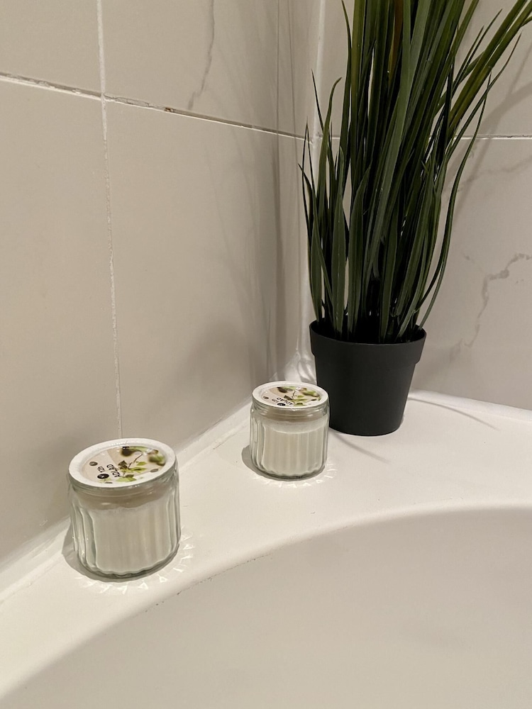 London Oasis - 2 Bedroom Apartment