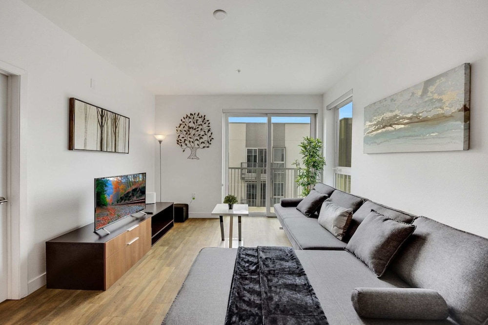 Stylish 2BR Family Apartment by Dtla