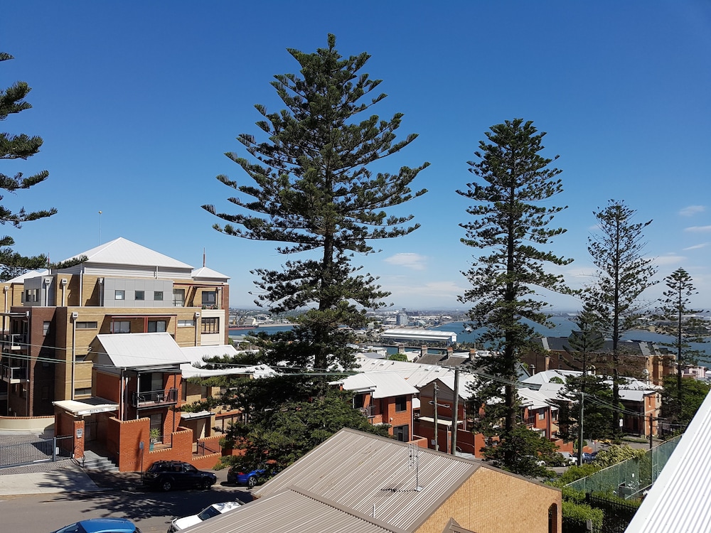 Hotel Newcastle Short Stay Apartments - Vista Apartment - Image 1